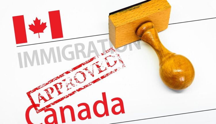 تعبيرية- تأشيرات الإقامة في كندا