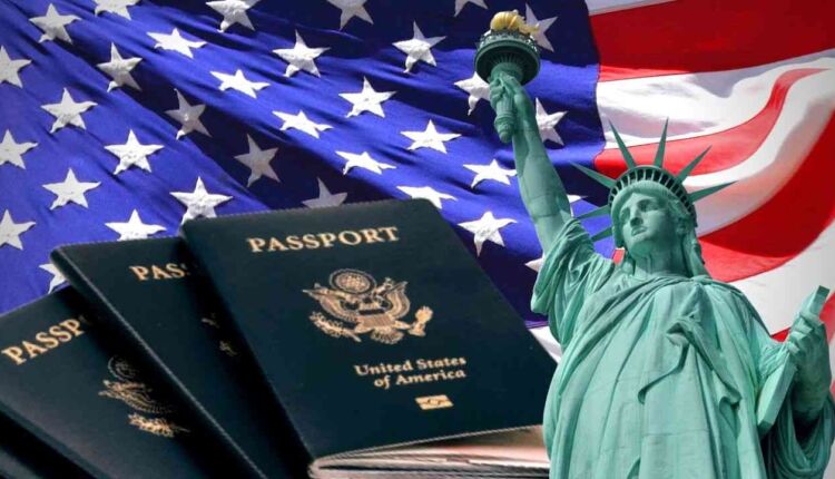 تمثال الحرية مع علم وجواز أمريكا -نتائج الهجرة العشوائية لوتري أمريكا 2024