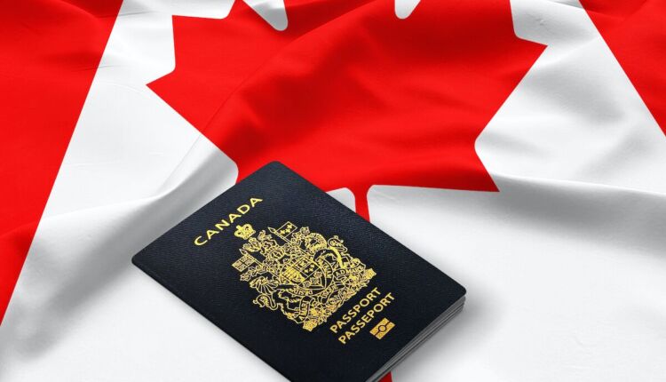 علم وجواز سفر كندا - أفضل المدن للعمل في كندا