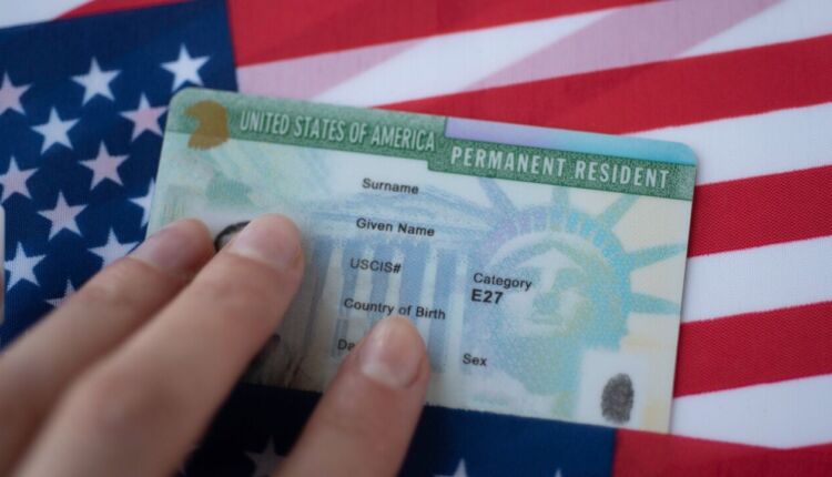 بطاقة خضراء مع علم امريكا - الحصول على الإقامة الدائمة في أمريكا