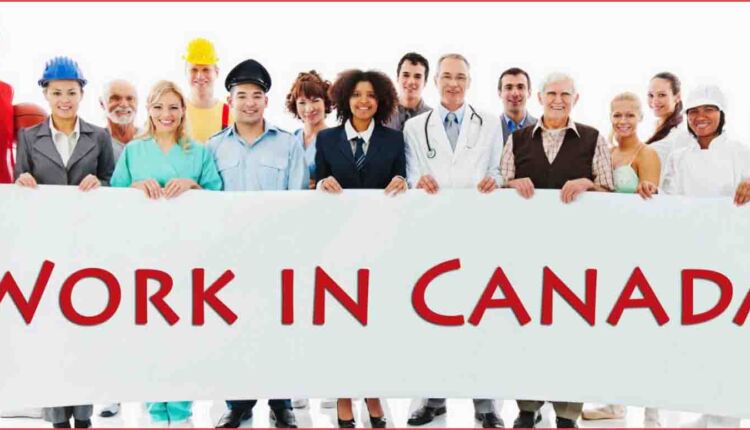 مجموعة من الأشخاص يحملون عبارة العمل في كندا -أفضل المواقع للبحث عن فرص العمل في كندا