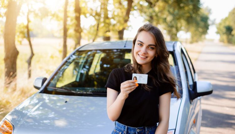 فتاة حاصلة على رخصة قيادة في كندا - طريقة الحصول على رخصة القيادة في كندا