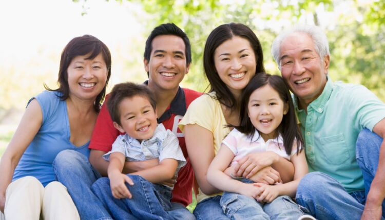 عائلة مكونة من الجد والجدة والابناء والاحفاد -رعاية الأسرة في كندا
