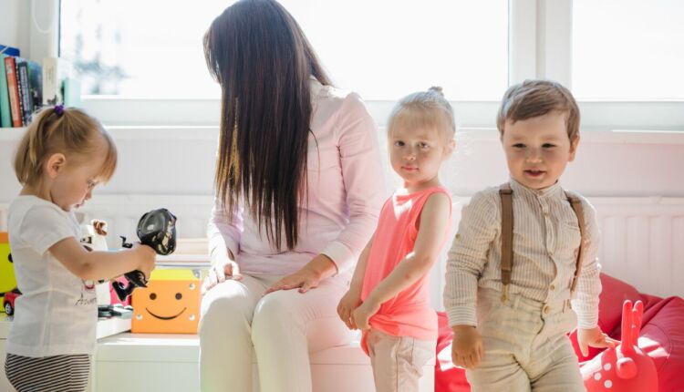 الهجرة إلى كندا كمقدم رعاية للأطفال