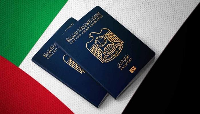 جواز سفر الإمارات عدد 2 فوق علم الإمارات العربية المتحدة