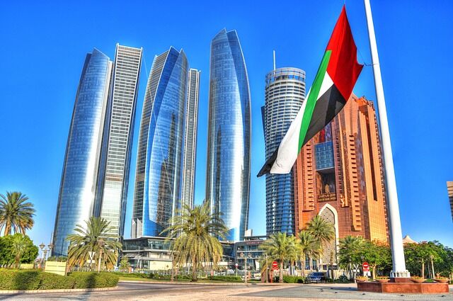 علم الإمارات في ساحة تضم عدد من الأبراج