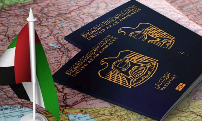 جوازي سفر للإمارات العربية المتحدة بجوار علم الإمارات