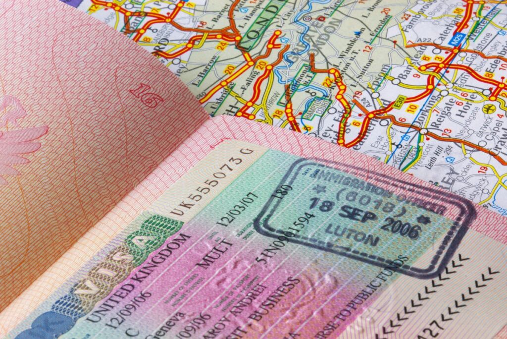 تعبيرية عن تأشيرة العمل المستوى 2 البريطانية- جواز سفر مع ختم تأشيرة 