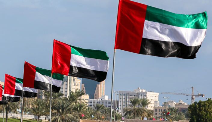عدد من أعلام الإمارات ترفرف في سماء الإمارات