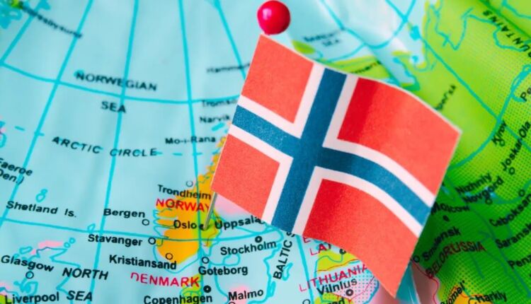 علم النرويج مع الخريطة - مواقع البحث عن عمل في النرويج