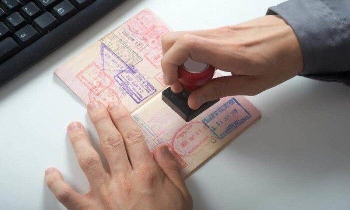 وضع ختم الموافقة على تأشيرة المملكة العربية السعودية 