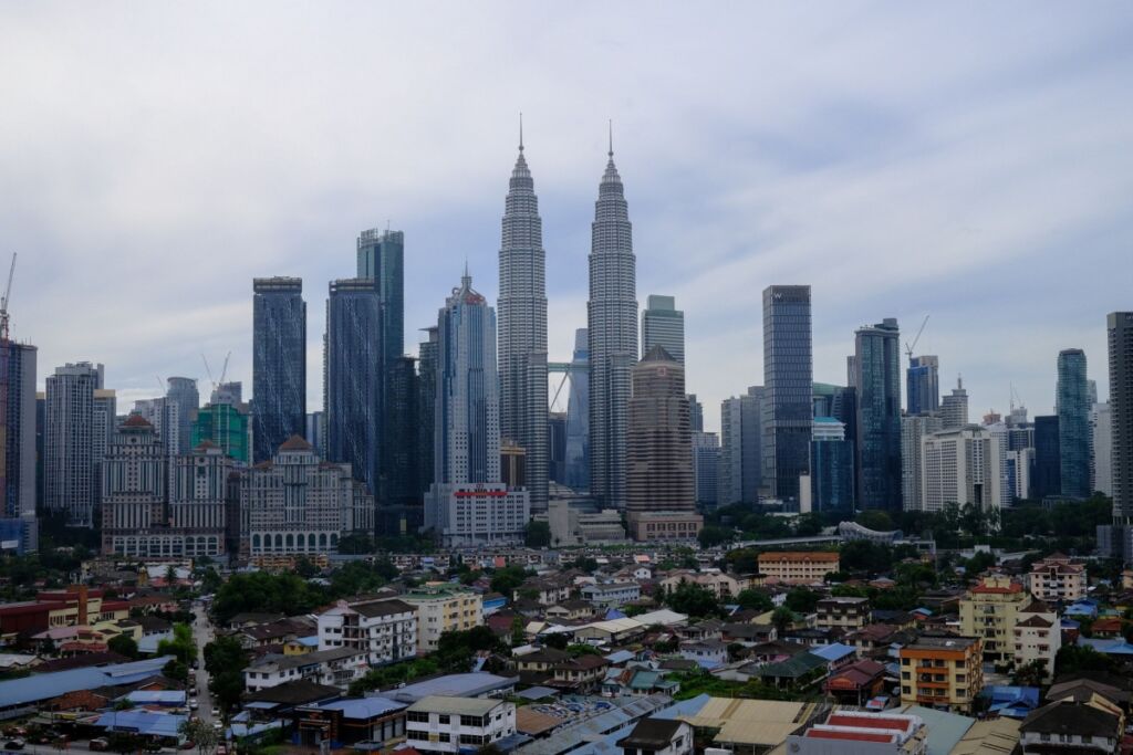 إحدى مدن ماليزيا - إيجابيات وسلبيات العيش في ماليزيا