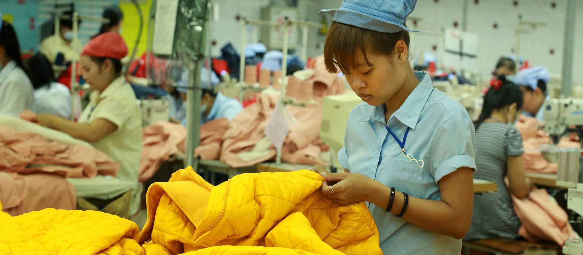 عمال في إحدى المصانع في فيتنام - الوظائف الأكثر طلباً في فيتنام