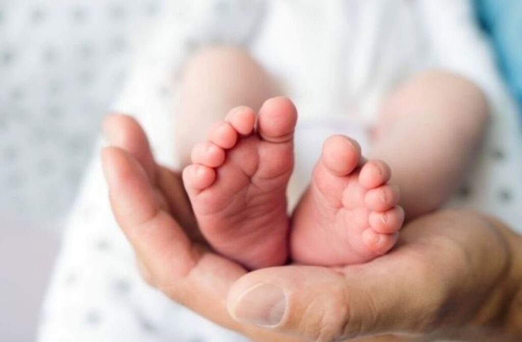 اقدام طفل حديث الولادة - الولادة في كندا 