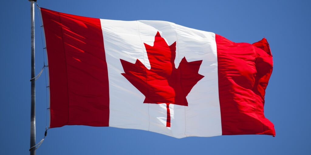 علم كندا - موقع وزارة الهجرة الكندية بللعربي