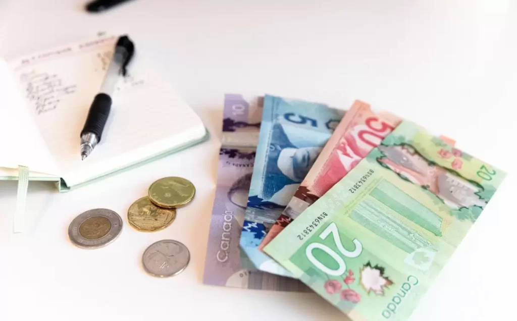 مبلغ من الدولارات الكندية - ايجابيات العيش في كندا 