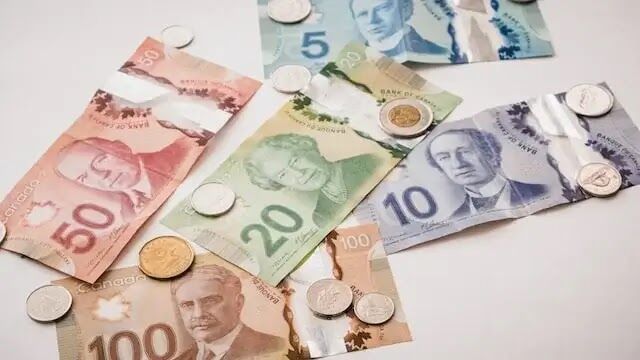 مبلغ من عملة الدولار الكندي - رواتب المهاجرين في كندا 