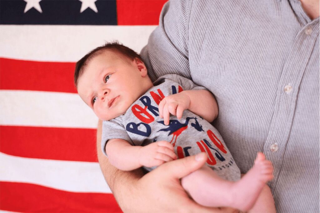  أب يحمل طفل - تكلفة تربية الاطفال في أمريكا 