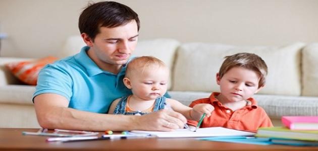اب مع اطفاله - تكاليف تربية الأطفال في بريطانيا