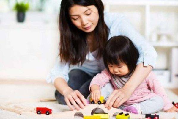ام تلعب مع طفلتها - تكلفة تربية الأطفال في اليابان