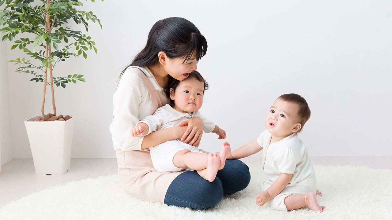 ام مع طفليها - تكلفة تربية الأطفال في اليابان