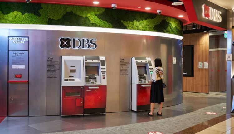 جهاز صراف آلي لإحدى البنوك في سنغافورة - أفضل البنوك في سنغافورة