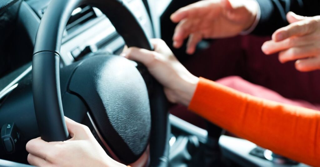 شخص يقود السيارة - قوانين القيادة في كندا 