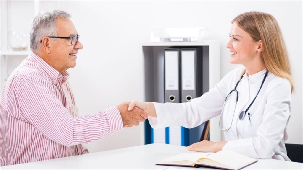 طبيبة نفسية مع إحدى المرضى - فرص عمل في كندا للأطباء النفسيين 