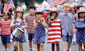مجموعة من الأطفال يرتدون ملابس بألوان العلم الأمريكي - رواتب الأطفال في أمريكا