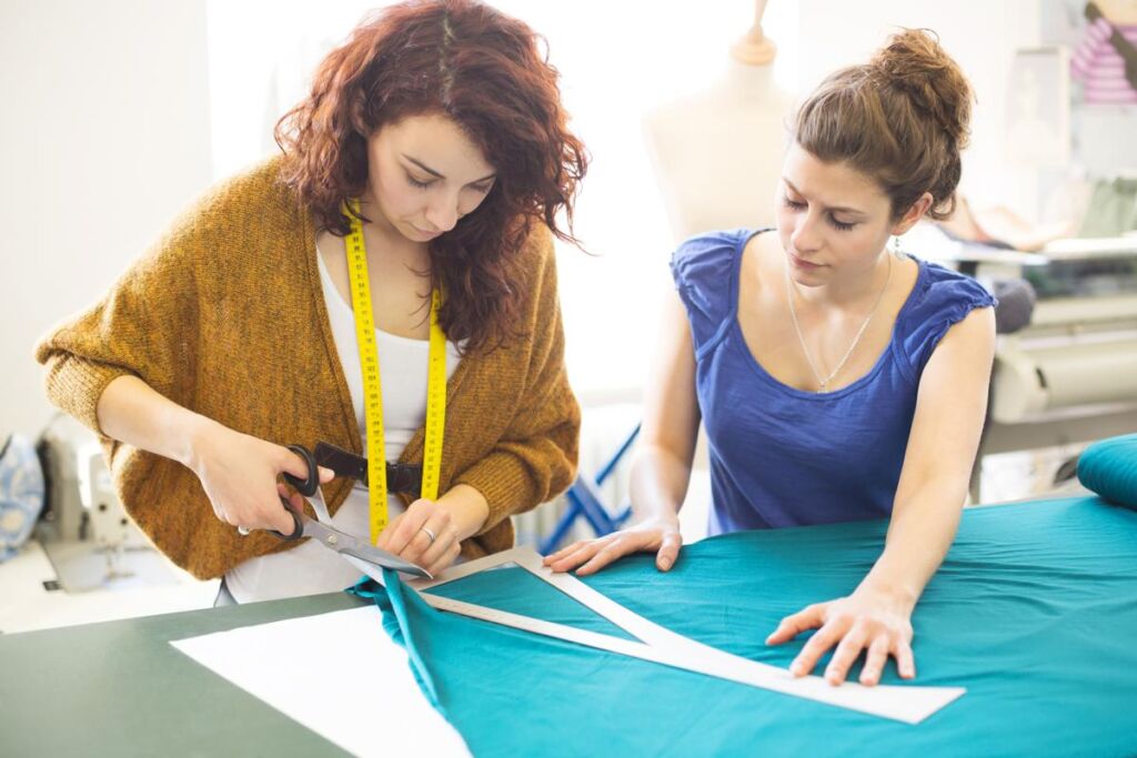 مصممين أزياء -فرص عمل في كندا لمصممين الأزياء 